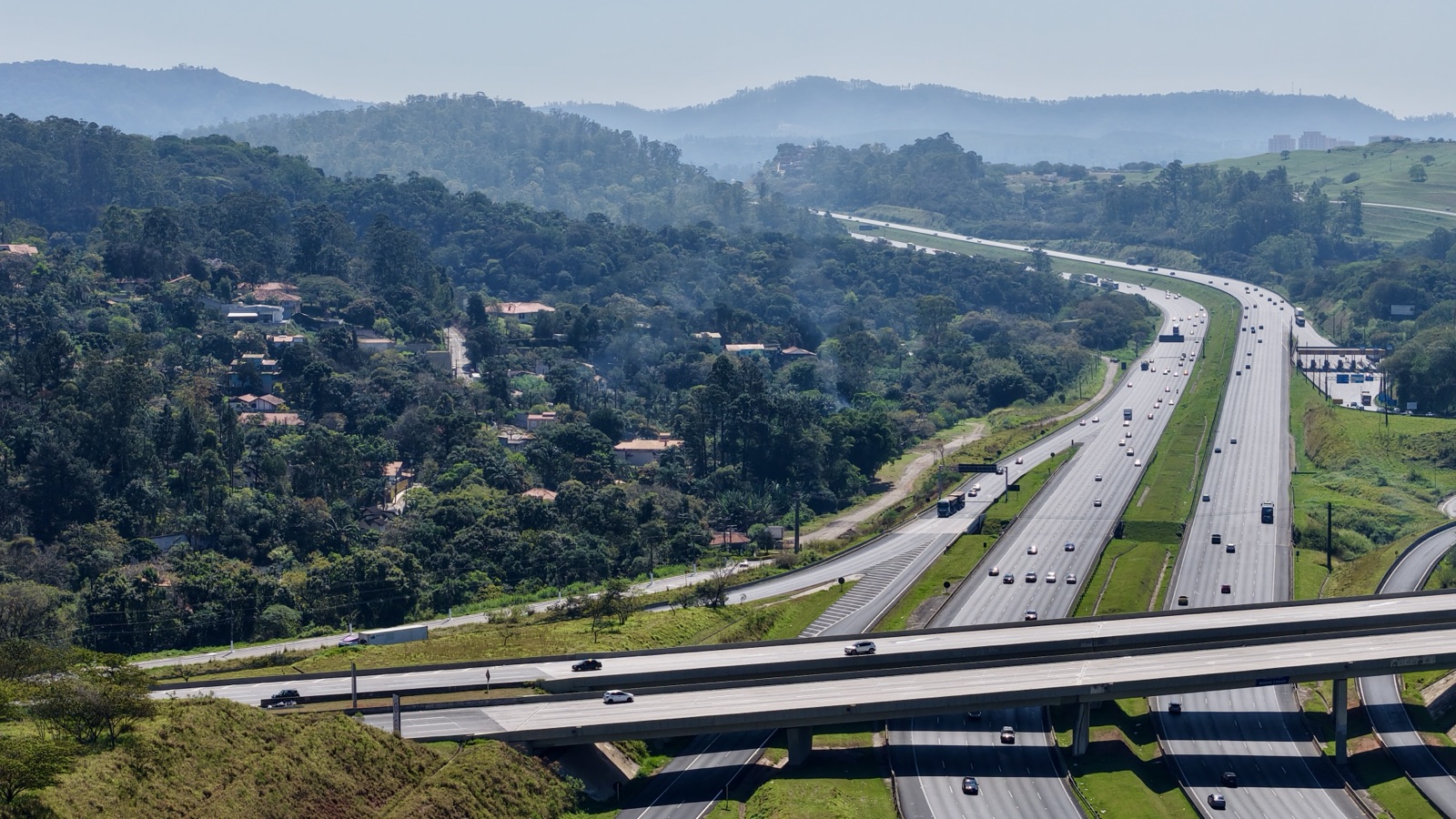 Captura aérea de complexo viário em área de serra — evidência visual de infraestrutura