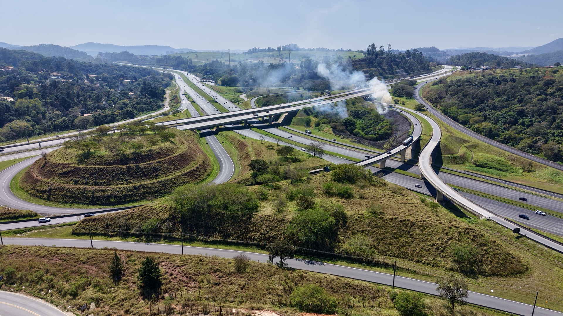 Captura aérea de complexo viário em área de serra no Brasil — evidência visual de ativo físico por drone