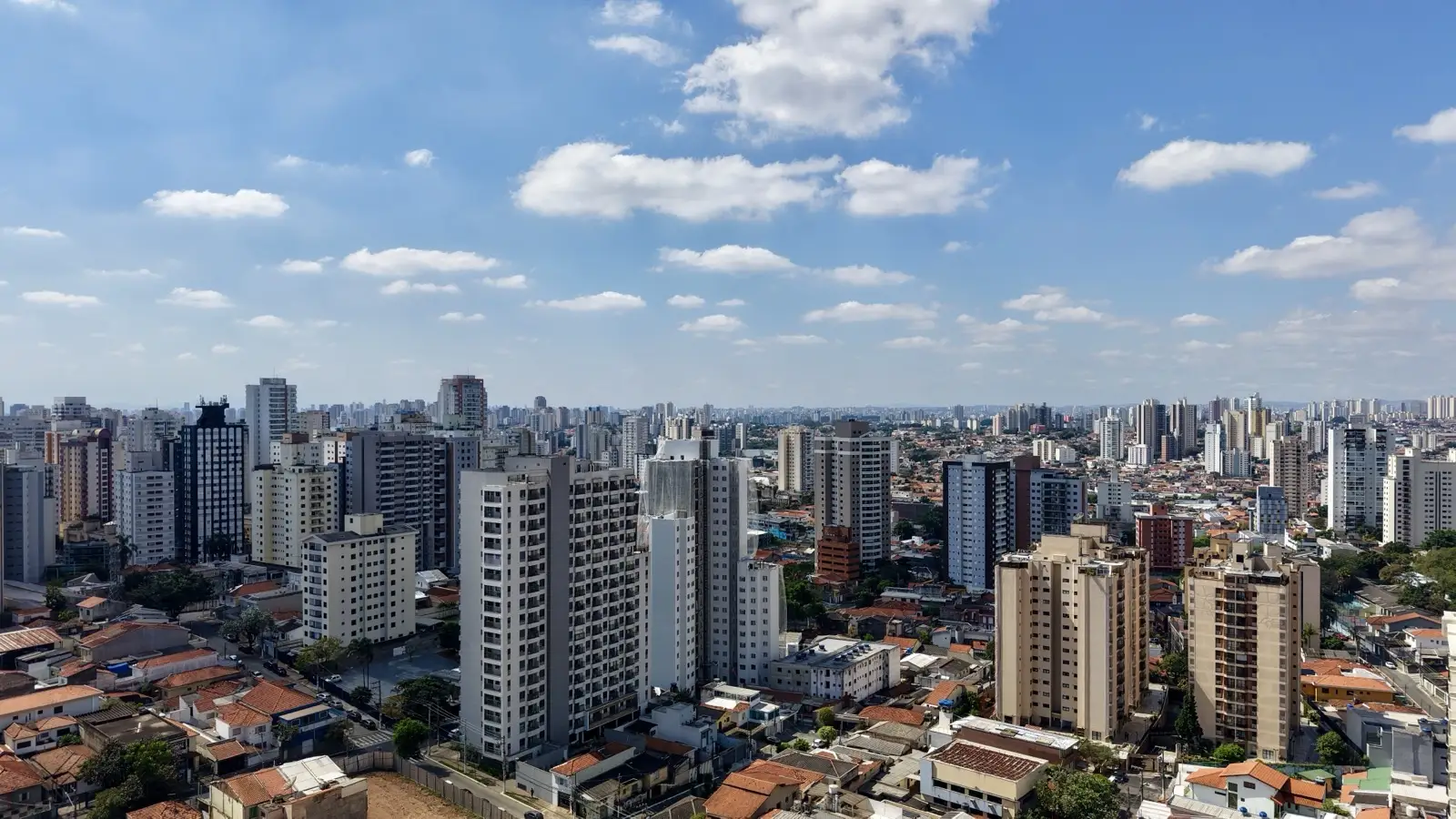 Vista aérea de ativos urbanos e edifícios — evidência visual do patrimônio físico