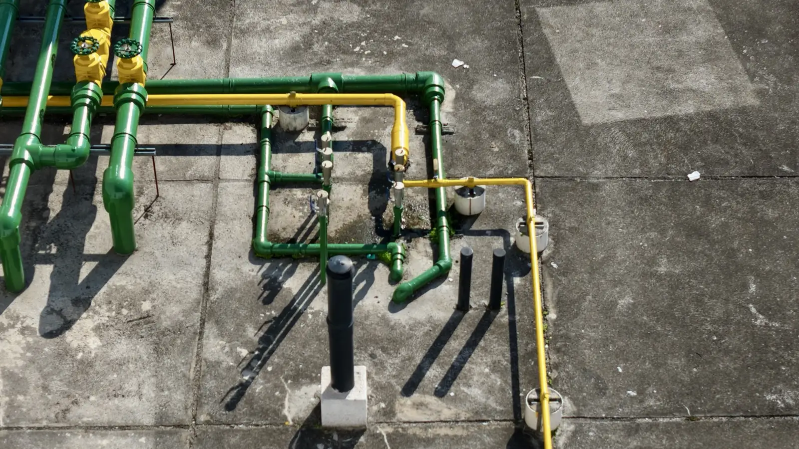 Inspeção aérea de infraestrutura técnica em cobertura — tubulações e sistemas do ativo